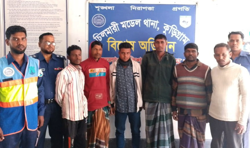 কুড়িগ্রামে ব্রহ্মপুত্র নদে ইলেকট্রিক মেশিন দিয়ে মাছ ধরার সময় ৬ জেলে আটক